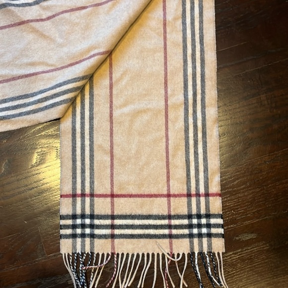 Burberry scarf - Picture 1 of 3